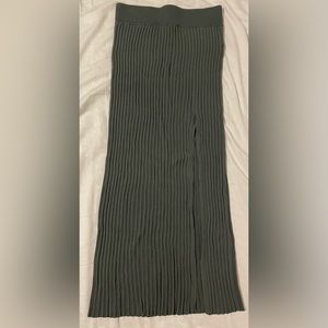 Aritzia: Wilfred lightweight knit midi skirt in a sage green colour